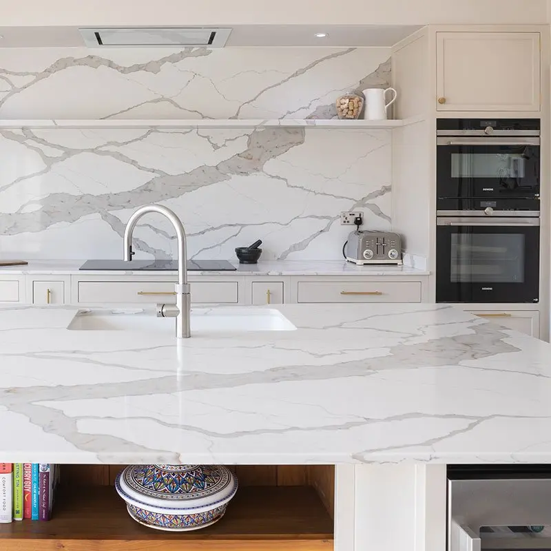Island sink and tap in front of the ovens